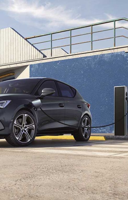 Coche eléctrico recargando la batería