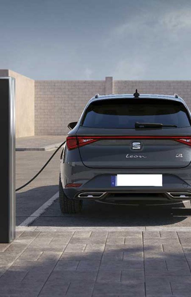 Coche eléctrico recargando la batería